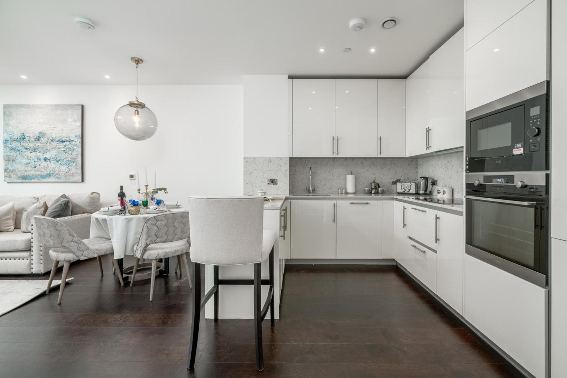 Apartment Riverfront Retreat In 2 Bed 2 Bath London